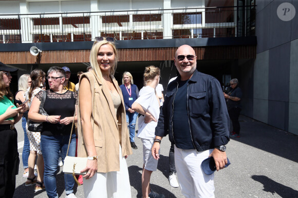 Exclusif - Sébastien Cauet visite le collège ou il à été élève en compagnie de Nathalie Dartois, sa compagne - L'animateur radio de NRJ, Sébastien Cauet retourne à Marle (Aisne), sa ville natale, et inaugure la piscine municipale qui porte son nom le 11 juin 2022. Cette journée "Cauet made in Marle" était l'occasion pour le comité des fêtes et l'animateur d'inaugurer le 1er salon international des jeux de café. © Claude Dubourg/Bestimage 