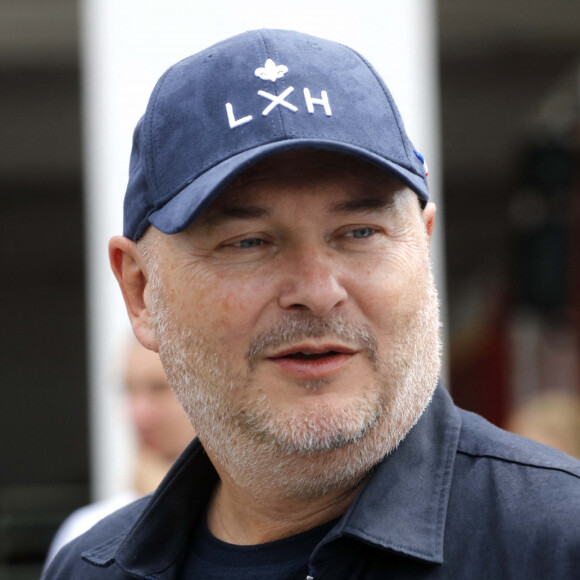 Cauet est visée par plusieurs plaintes, dont deux déposées par Julie, pour viol 
Exclusif - Sébastien Cauet - L'animateur radio de NRJ, Sébastien Cauet retourne à Marle (Aisne), sa ville natale, et inaugure la piscine municipale qui porte son nom. Cette journée "Cauet made in Marle" était l'occasion pour le comité des fêtes et l'animateur d'inaugurer le 1er salon international des jeux de café. © Claude Dubourg/Bestimage 