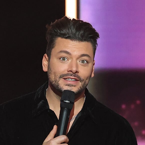 Kev Adams - Les personnalités se mobilisent lors de la 37ème édition du Téléthon sur le plateau de France 2, avec pour parrain Vianney. Le 8 décembre 2023. © Coadic Guirec / Bestimage