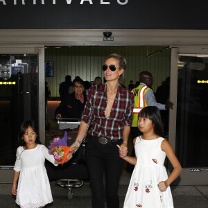 Exclusif - Laeticia Hallyday, très heureuse, retrouve ses filles à l'aéroport à Los Angeles après une longue séparation. Le 17 octobre 2015 Laeticia Hallyday, qui était à Paris depuis le 26 septembre 2015 pour accompagner son mari Johnny Hallyday pour le lancement de la tournée " Rester Vivant ", a regagné Los Angeles pour quelques jours, car ses filles lui manquaient trop. Jade et Joy, accompagnées de leur nounou, sont venues accueillir leur maman avec beaucoup de joie et de câlins. 