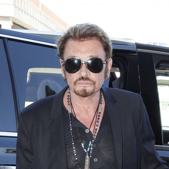 Johnny Hallyday avec sa femme Laeticia, leurs filles Jade et Joy et la grand-mère de Laeticia Elyette Boudou quittent Los Angeles pour Paris le 25 juin 2015. Johnny descend de voiture en forme et répond aux questions des vidéographes américains pendant que la grand-mère de Laeticia prépare une mixture à base de fromage Vache Qui Rit et somnifère pour le pauvre chien Santos qui va passer 12 heures en cage dans la soute du vol transatlantique. Johnny rentre en France pour entamer sa tournée le 2 juillet à Nîmes.