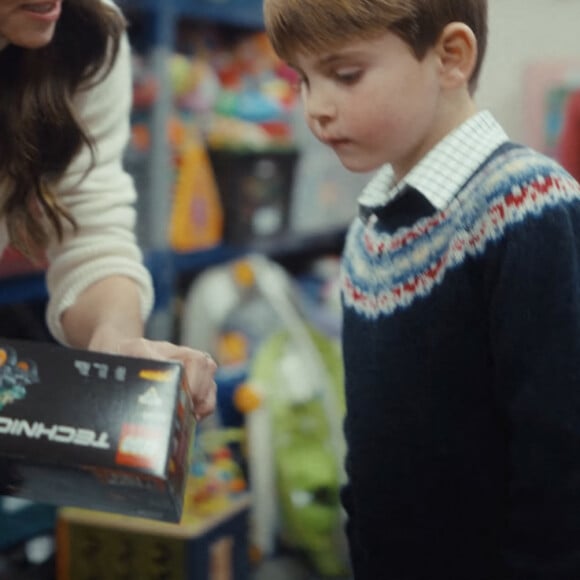 Catherine (Kate) Middleton, princesse de Galles, et ses enfants, le prince George de Galles, la princesse Charlotte de Galles, et le prince Louis de Galles, aident à préparer des sacs-cadeaux de Noël pour des familles au seuil de la pauvreté. 