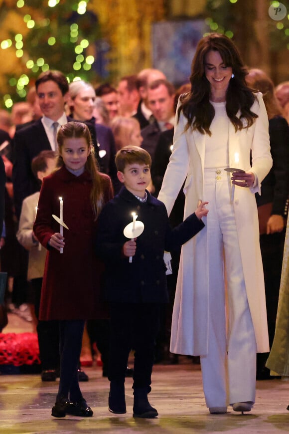 Catherine (Kate) Middleton, princesse de Galles, la princesse Charlotte de Galles et le prince Louis de Galles, au traditionnel concert de Noël "Together At Christmas" à l'abbaye de Westminster à Londres, Royaume Uni, le 8 décembre 2023. 
