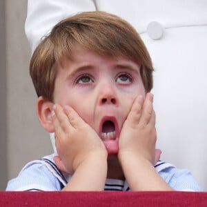 La photo de la carte de voeux de Noël de Kate et William a été quelque peu moquée. 
Le prince Louis de Cambridge - Les membres de la famille royale regardent le défilé Trooping the Colour depuis un balcon du palais de Buckingham à Londres lors des célébrations du jubilé de platine de la reine.