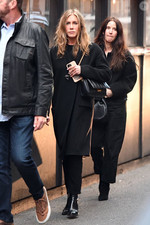 Exclusif - Jennifer Aniston retrouve son ex-mari Justin Theroux pour dîner avec des amis au restaurant "Il Cantinori" à New York, le 22 avril 2023.