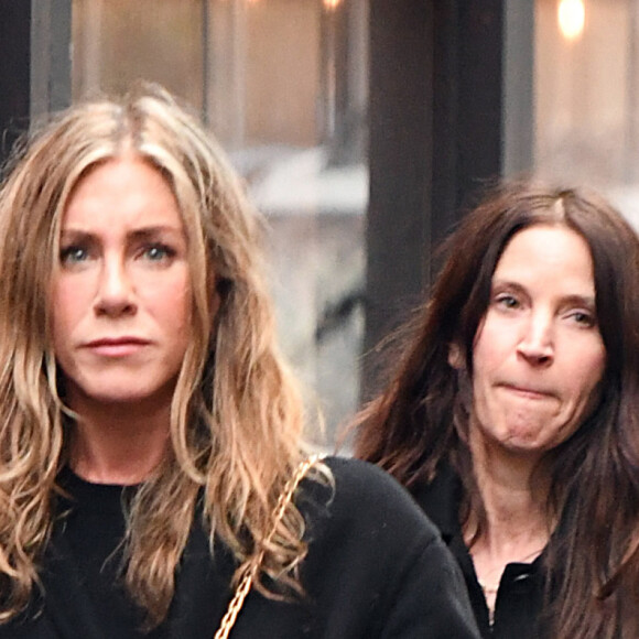 Exclusif - Jennifer Aniston retrouve son ex-mari Justin Theroux pour dîner avec des amis au restaurant "Il Cantinori" à New York, le 22 avril 2023.