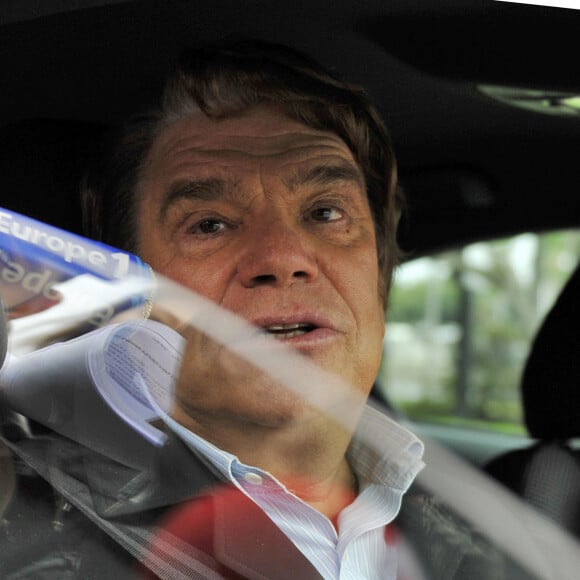 Bernard Tapie repond aux journalistes alors qu'il quitte le siege de Nice-Matin, dont il vient de prendre la direction. Depuis hier, l'homme d'affaires est a la tete des quotidiens "Nice-Matin" et "La Provence". Nice, le 20 decembre 2012