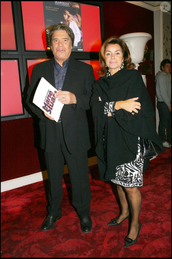 Une scène a particulièrement frappé Dominique Tapie, elle concerne leur fille Sophie
EXCLUSIF - Bernard Tapie et sa femme Dominique au théâtre Marigny (archive)