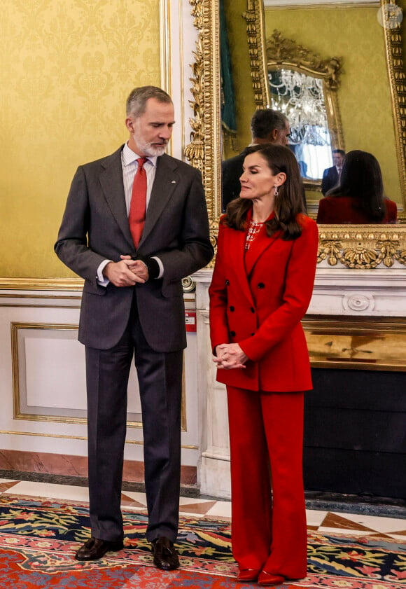  "La veille de son union, elle m'a pris la main et m'a demandé pourquoi je ne l'avais jamais demandée en mariage. Evidemment je n'ai pas répondu."
Le roi Felipe VI et la reine Letizia d'Espagne, assistent à la réunion annuelle du conseil d'administration de l'Institut Cervantes au Palais Royal à Madrid, le 4 décembre 2023. 