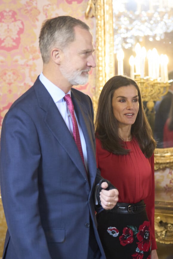 Une rumeur qui serait surtout répandue pour la destabiliser.
Le roi Felipe VI et la reine Letizia d'Espagne lors de la réunion du conseil d'administration de la Fondation Princesse de Gérone, au Palais Royal à Madrid, le 13 décembre 2023.