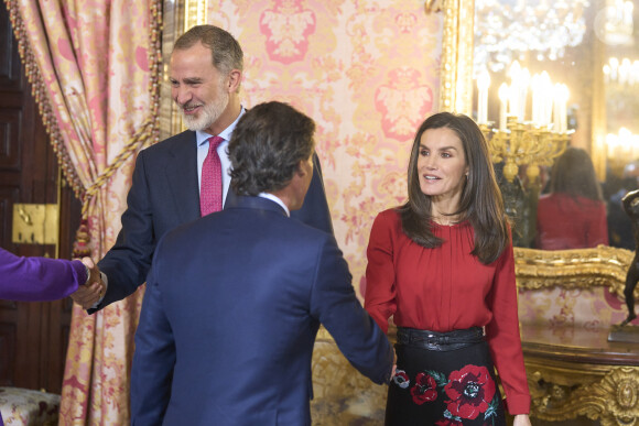 Le roi Felipe VI et la reine Letizia d'Espagne lors de la réunion du conseil d'administration de la Fondation Princesse de Gérone, au Palais Royal à Madrid, le 13 décembre 2023.
