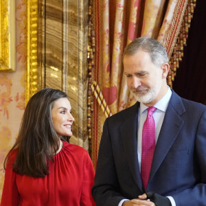 Le roi Felipe VI et la reine Letizia d'Espagne lors de la réunion du conseil d'administration de la Fondation Princesse de Gérone, au Palais Royal à Madrid, le 13 décembre 2023.