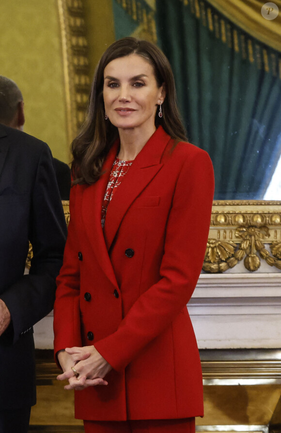 Le roi Felipe VI et la reine Letizia d'Espagne, assistent à la réunion annuelle du conseil d'administration de l'Institut Cervantes au Palais Royal à Madrid, le 4 décembre 2023. 