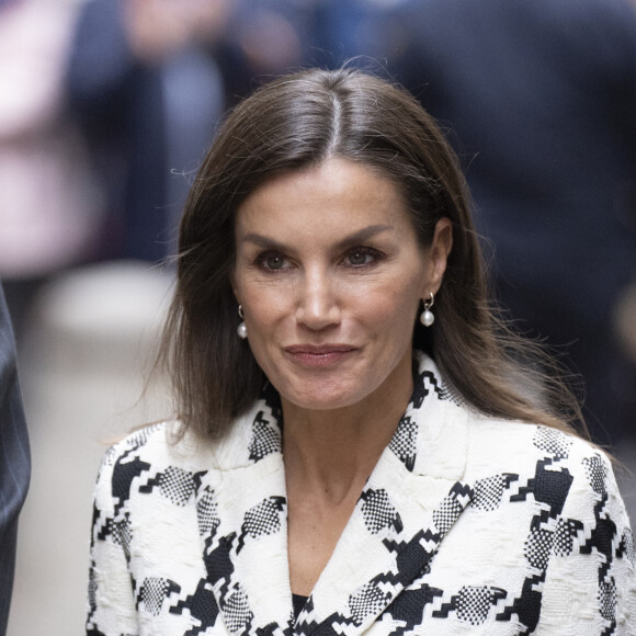 Letizia serait-elle victime d'une vengeance ?
La reine Letizia d'Espagne, à l'inauguration de la Résidence Communautaire, pour personnes atteintes de troubles mentaux, "Hospital del Rey" à Tolède, Espagne