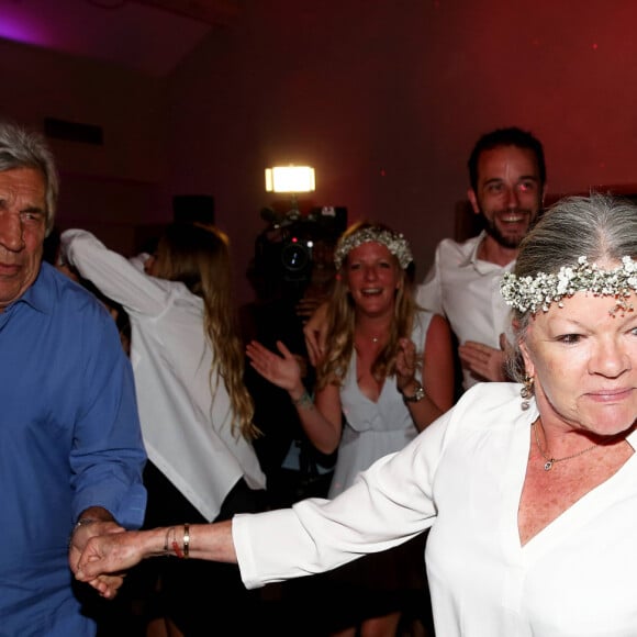 Exclusif - Benjamin Castaldi, sa femme Aurore Aleman, Clémentine Vaudaux (la soeur de Benjamin Castaldi), Catherine Allégret et Jean-Pierre Castaldi - Soirée de mariage de Benjamin Castaldi et Aurore Aleman au Mas de La Rose à Eygalières, le 27 août 2016. © Jacovides-Moreau/Bestimage