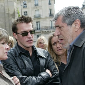 Jean-Pierre Castaldi et Catherine Allegret aux obsèques de Yves Robert avec leur fils Benjamin à Paris le 15 mai 2002.
