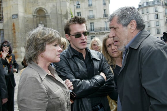 Jean-Pierre Castaldi et Catherine Allegret aux obsèques de Yves Robert avec leur fils Benjamin à Paris le 15 mai 2002.