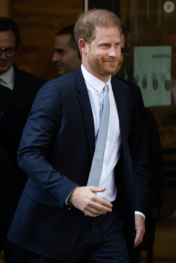 Le groupe de presse Mirror Group Newspapers a été condamné à lui verser la somme de 163 000 euros d'indemnisation
Accompagné de son avocat D.Sherborne, le prince Harry, duc de Sussex, quitte la Haute Cour de Londres au deuxième jour de son témoignage contre un tabloïd accusé de piratage de messageries téléphoniques. C'est la première apparition d'un membre de la famille royale à la barre en plus d'un siècle. Londres, le 7 juin 2023. 