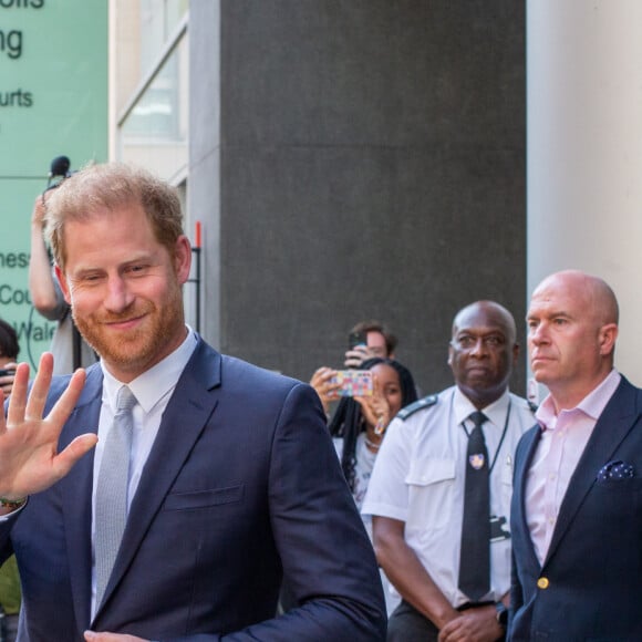 Le prince Harry, duc de Sussex, quitte la Haute Cour de Londres au deuxième jour de son témoignage contre un tabloïd accusé de piratage de messageries téléphoniques. C'est la première apparition d'un membre de la famille royale à la barre en plus d'un siècle. Londres, le 7 juin 2023. © Tayfun Salci / Zuma Press / Bestimage 