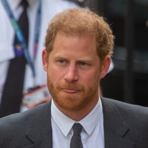 Le prince Harry a gagné une manche dans l'un des procès qu'il a engagés contre les tabloïds britanniques
Le prince Harry, duc de Sussex, arrive au procès contre l'éditeur du journal "Daily Mail" à la Haute Cour de Londres. Parmi les plaignants, accusant le quotidien d'avoir obtenu des informations illégalement, figurent E.John et L.Hurley. 