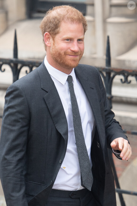 Il devra leur verser la somme de 56 000 euros
Le prince Harry, duc de Sussex, arrive au procès contre l'éditeur du journal "Daily Mail" à la Haute Cour de Londres, le 30 mars 2023. Parmi les plaignants, accusant le quotidien d'avoir obtenu des informations illégalement, figurent E.John et L.Hurley. © Avalon / Panoramic / Bestimage 