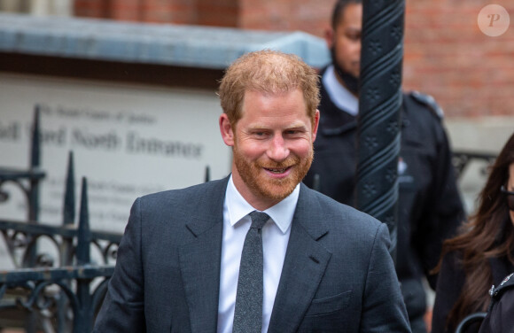 Mais il a également perdu une manche dans son procès contre le Mail on Sunday, qu'il a attaqué pour diffamation
Le prince Harry, duc de Sussex, à la sortie du procès contre l'éditeur du journal "Daily Mail" à la Haute Cour de Londres, le 28 mars 2023. Parmi les plaignants, accusant le quotidien d'avoir obtenu des informations illégalement, figurent E.John et L.Hurley. 