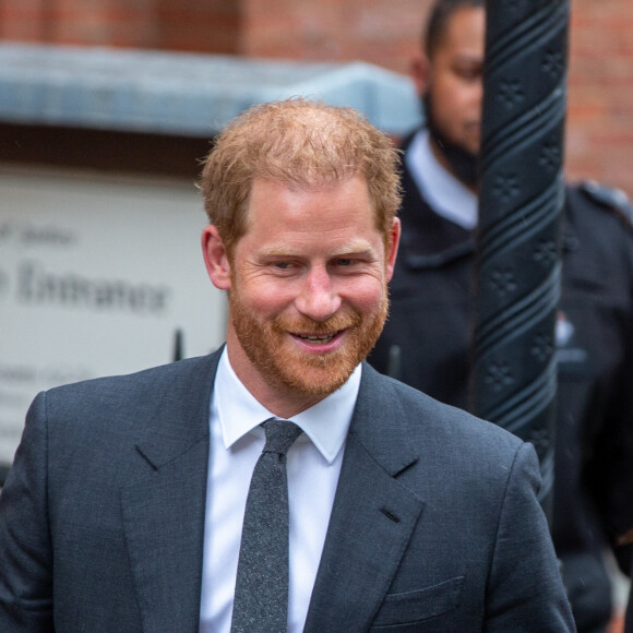 Mais il a également perdu une manche dans son procès contre le Mail on Sunday, qu'il a attaqué pour diffamation
Le prince Harry, duc de Sussex, à la sortie du procès contre l'éditeur du journal "Daily Mail" à la Haute Cour de Londres, le 28 mars 2023. Parmi les plaignants, accusant le quotidien d'avoir obtenu des informations illégalement, figurent E.John et L.Hurley. 
