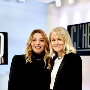 Exclusif - Santa (Hyphen Hyphen) et Laeticia Hallyday lors de l'enregistrement de l'émission de télévision "C L'Hebdo" sur France 5 Spéciale Johnny Hallyday diffusée le 16 décembre et présentée par A.Casse à Paris, France, le 22 novembre 2023. Laeticia Hallyday était invitée pour parler de l'exposition qui ouvrira ses portes le 22 décembre à Paris Expo Porte de Versailles. La chanteuse Santa a interprété la chanson "Je te promets" en piano voix avec beaucoup d'émotion. © Dominique Jacovides/Bestimage 
