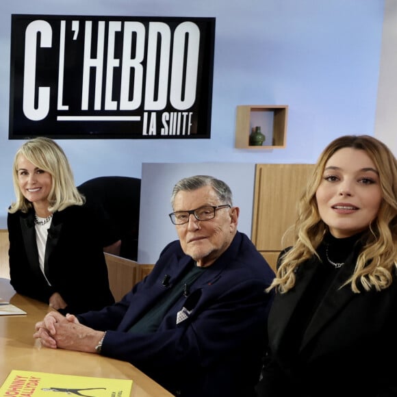 Exclusif - Aurélie Casse, Laeticia Hallyday, Jean-Claude Camus et Santa (Hyphen Hyphen) lors de l'enregistrement de l'émission de télévision "C L'Hebdo" sur France 5 Spéciale Johnny Hallyday diffusée le 16 décembre à laquelle étaient invités Laeticia Hallyday et Jean-Claude Camus et présentée par A.Casse à Paris, France, le 22 novembre 2023. Laeticia Hallyday était invitée pour parler de l'exposition qui ouvrira ses portes le 22 décembre à Paris Expo Porte de Versailles. La chanteuse Santa a interprété la chanson "Je te promets" en piano voix avec beaucoup d'émotion. © Dominique Jacovides/Bestimage 