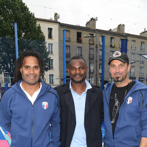 Christian Karembeu, Martin Djetou et Lionel Charbonnier - À l'occasion du 20ème anniversaire de la victoire des Bleus en Coupe du monde, l'ex-entraîneur du Real Madrid inaugure un terrain pour les jeunes à côté du Stade de France le "playground ZZ 10", à Saint-Denis, Seine Saint-Denis, France, le 11 juin 2018. Il s'agit d'un terrain de jeu de 1 100 m2 financé par Adidas et la ville où les jeunes pourront pratiquer du football, du basket ou du skateboard. Les bleus de 98 posent avec le maillot pour le match de légende France98 vs Fifa98. G.Despioch et M.Bounoua, deux élèves de la nouvelle école de mode Casa 93, ont dessiné le maillot tricolore que vont porter les Bleus de 98 pour les vingt ans de la victoire en Coupe du monde. © Bestimage