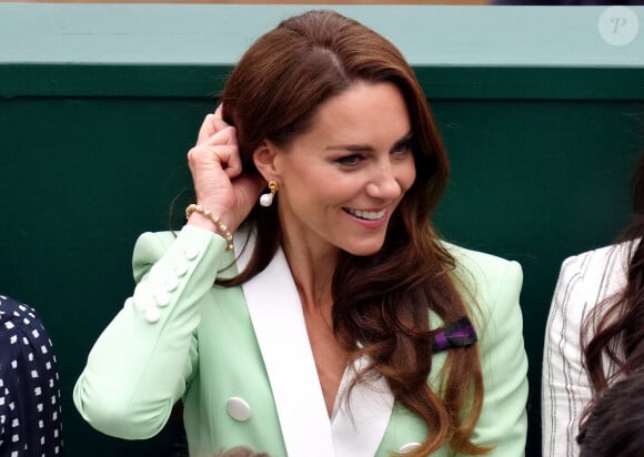 Et cette fois, c'est une veste Balmain qui avait beaucoup plu ! 
Catherine (Kate) Middleton dans les tribunes lors du tournoi de Wimbledon 2023 au All England Lawn Tennis and Croquet Club de Londres, Royaume Uni, le 4 juillet 2023. 