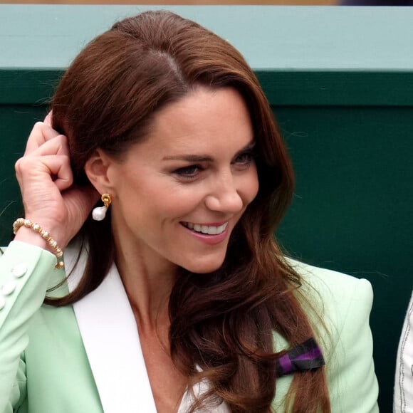 Et cette fois, c'est une veste Balmain qui avait beaucoup plu ! 
Catherine (Kate) Middleton dans les tribunes lors du tournoi de Wimbledon 2023 au All England Lawn Tennis and Croquet Club de Londres, Royaume Uni, le 4 juillet 2023. 