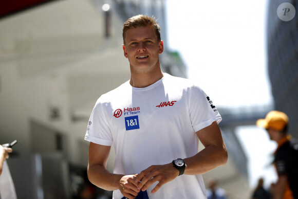 Le fils de Michael Schumacher est amoureux d'une jolie blonde
 
Mick Schumacher - Grand prix de Miami - Etats Unis.