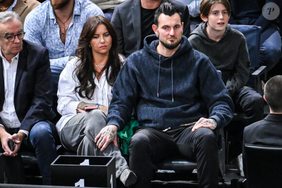 Ils ont été victimes de séquestration et vol avec violences à leur domicile

Info - Le gardien de but du PSG Alexandre Letellier victime d'une séquestration et vol avec violences à son domicile - Alexandre Letellier (gardien de but au Paris Saint-Germain) avec sa femme Chloé dans les tribunes du Rolex Paris Bercy Masters 1000 le 5 novembre 2023. © Mathieu Mirville/Bestimage