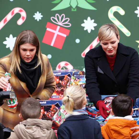 Et aux cotés de Camille Gottlieb.
Camille Gottlieb et la princesse Charlène de Monaco - Remise de cadeaux de Noël aux enfants de la principauté dans la cour d'honneur du palais de Monaco, le 20 décembre 2023. © JC Vinaj / Pool / Bestimage 