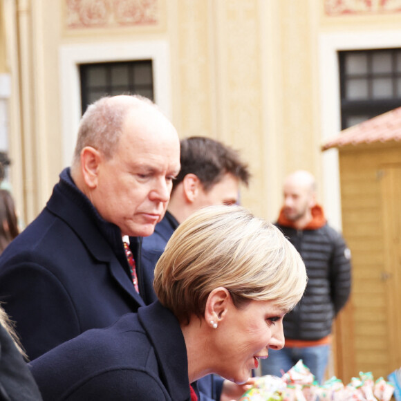 Le prince Albert II de Monaco et La princesse Charlène de Monaco - Remise de cadeaux de Noël aux enfants de la principauté dans la cour d'honneur du palais de Monaco, le 20 décembre 2023. © JC Vinaj / Pool / Bestimage 