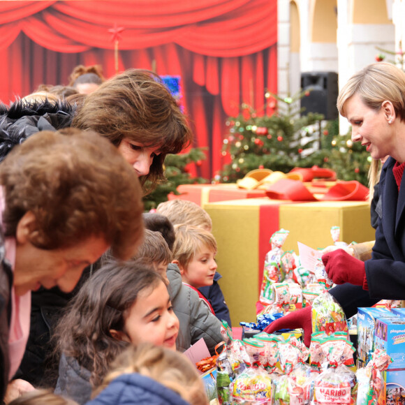 Le prince Albert II de Monaco et La princesse Charlène de Monaco - Remise de cadeaux de Noël aux enfants de la principauté dans la cour d'honneur du palais de Monaco, le 20 décembre 2023. © JC Vinaj / Pool / Bestimage 