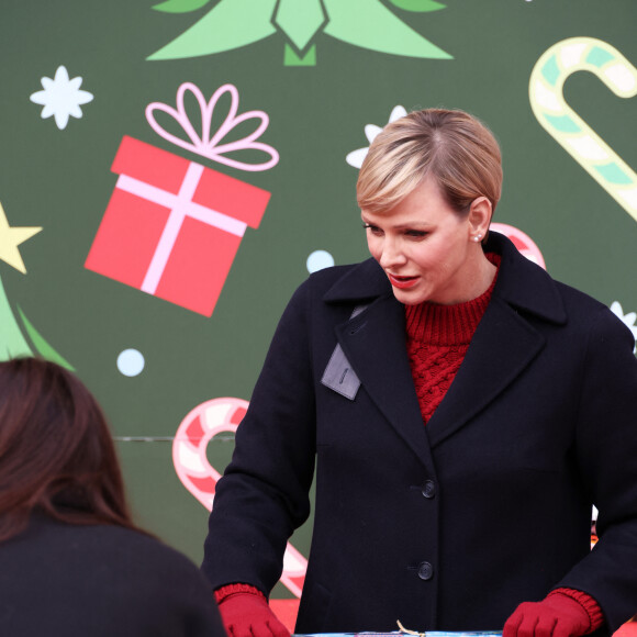 La princesse Charlène de Monaco - Remise de cadeaux de Noël aux enfants de la principauté dans la cour d'honneur du palais de Monaco, le 20 décembre 2023. © JC Vinaj / Pool / Bestimage 