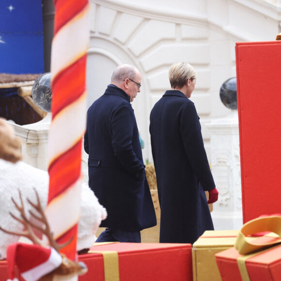 Le prince Albert II de Monaco et La princesse Charlène de Monaco - Remise de cadeaux de Noël aux enfants de la principauté dans la cour d'honneur du palais de Monaco, le 20 décembre 2023. © JC Vinaj / Pool / Bestimage 