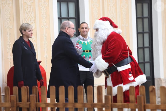 Le prince Albert II de Monaco et La princesse Charlène de Monaco - Remise de cadeaux de Noël aux enfants de la principauté dans la cour d'honneur du palais de Monaco, le 20 décembre 2023. © JC Vinaj / Pool / Bestimage 