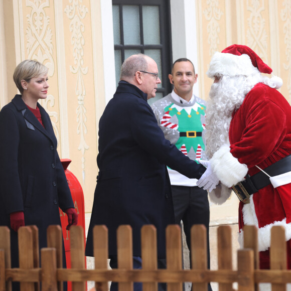 Le prince Albert II de Monaco et La princesse Charlène de Monaco - Remise de cadeaux de Noël aux enfants de la principauté dans la cour d'honneur du palais de Monaco, le 20 décembre 2023. © JC Vinaj / Pool / Bestimage 
