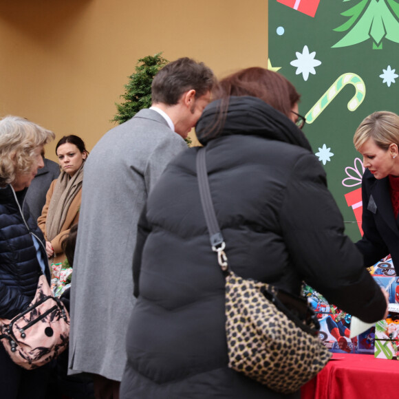 La princesse Charlene de Monaco - La famille princière de Monaco lors de la remise de cadeaux de Noël au palais princier le 20 décembre 2023. © Claudia Albuquerque / Bestimage 