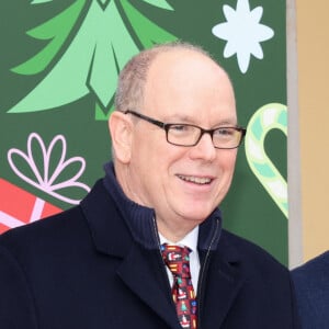 Le prince Albert II de Monaco (cravate de Noël) - La famille princière de Monaco lors de la remise de cadeaux de Noël au palais princier le 20 décembre 2023. © Claudia Albuquerque / Bestimage 