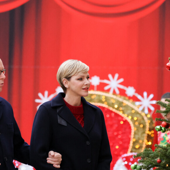 Le prince Albert II de Monaco, La princesse Charlene de Monaco - La famille princière de Monaco lors de la remise de cadeaux de Noël au palais princier le 20 décembre 2023. © Claudia Albuquerque / Bestimage 