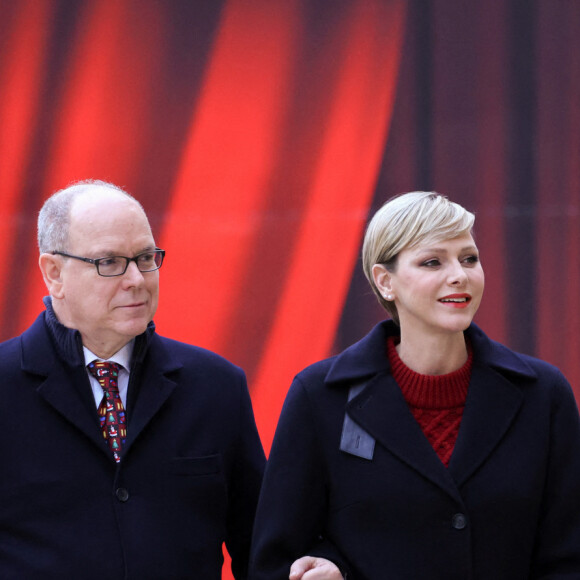 Mais un détail de son look  a choqué les pros de la mode. 
Le prince Albert II de Monaco, La princesse Charlene de Monaco - La famille princière de Monaco lors de la remise de cadeaux de Noël au palais princier le 20 décembre 2023. © Claudia Albuquerque / Bestimage 