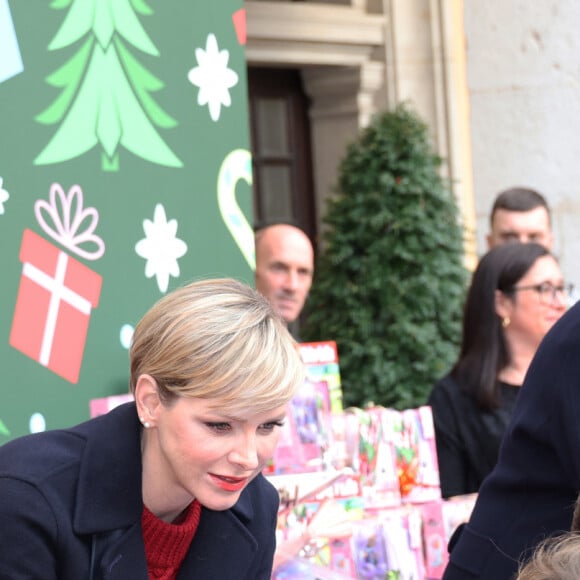 Camille Gottlieb, La princesse Charlène de Monaco, Le prince Albert II de Monaco - Remise de cadeaux de Noël aux enfants de la principauté dans la cour d'honneur du palais de Monaco, le 20 décembre 2023. © JC Vinaj / Pool / Bestimage 