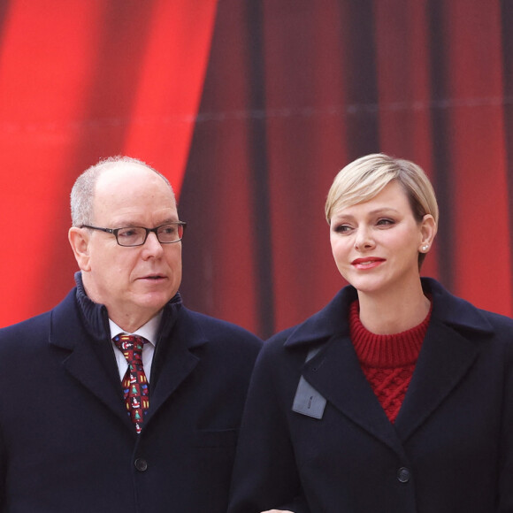 Le prince Albert II de Monaco et La princesse Charlène de Monaco - Remise de cadeaux de Noël aux enfants de la principauté dans la cour d'honneur du palais de Monaco, le 20 décembre 2023. © JC Vinaj / Pool / Bestimage 
