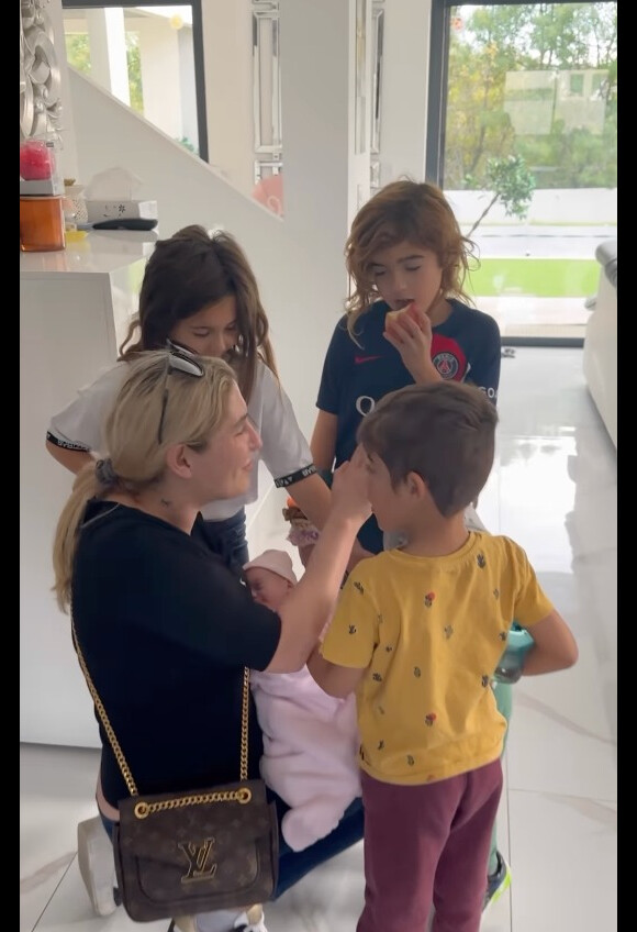 À tel point que la mère de famille a déjà enfreint la loi.
Amandine Pellissard avec ses enfants sur Instagram.