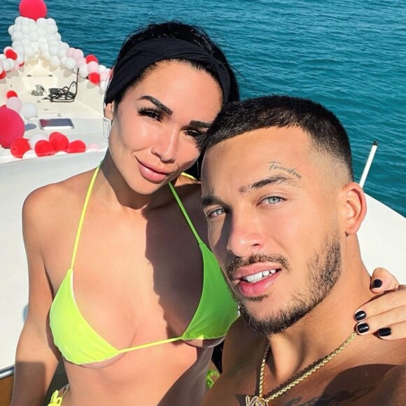 Et d'ajouter : "Être honnête, ça paye pas. Aimer, ça paye pas. Être loyal, ça paye pas. Être au top, ça paye pas ! Chacun son karma"
Jazz et son mari Laurent, immortalisés sur la Toile.