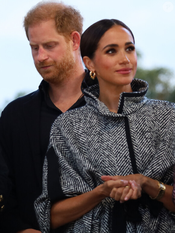 Le prince Harry, duc de Sussex et Meghan Markle, duchesse de Sussex, remettent un prix honorifique à Kevin Costner lors de son gala de charité One805 Live, organisé sur son terrain de polo à Summerland près de Santa Barbara, le 22 septembre 2023.